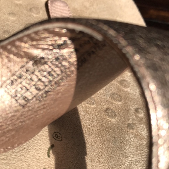 🚨B2G1 VIONIC Metallic Gold Thong Toe Sandals - Picture 6 of 7